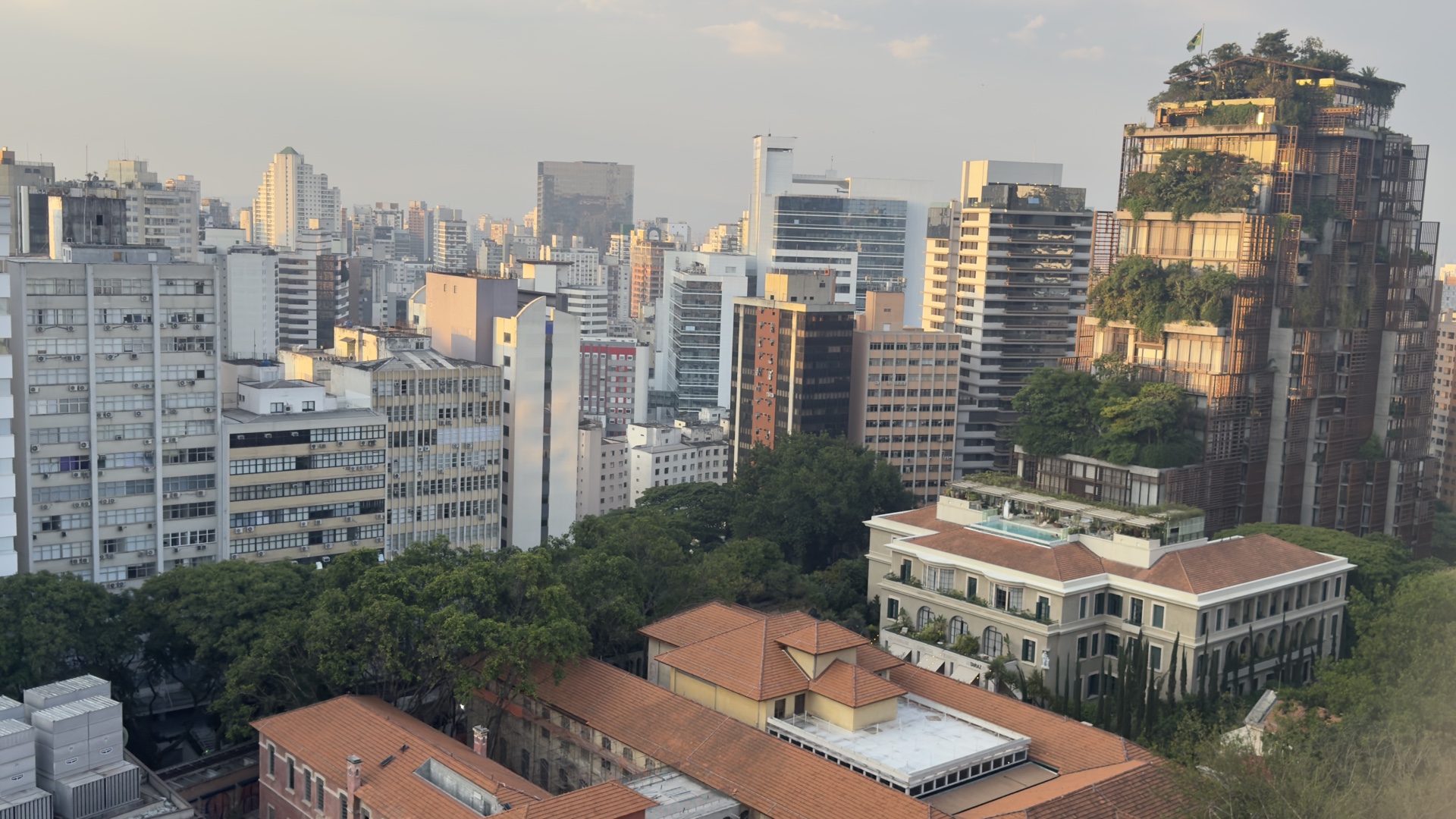 Vista da Cidade Matarazzo e de seu entorno na Avenida Paulista