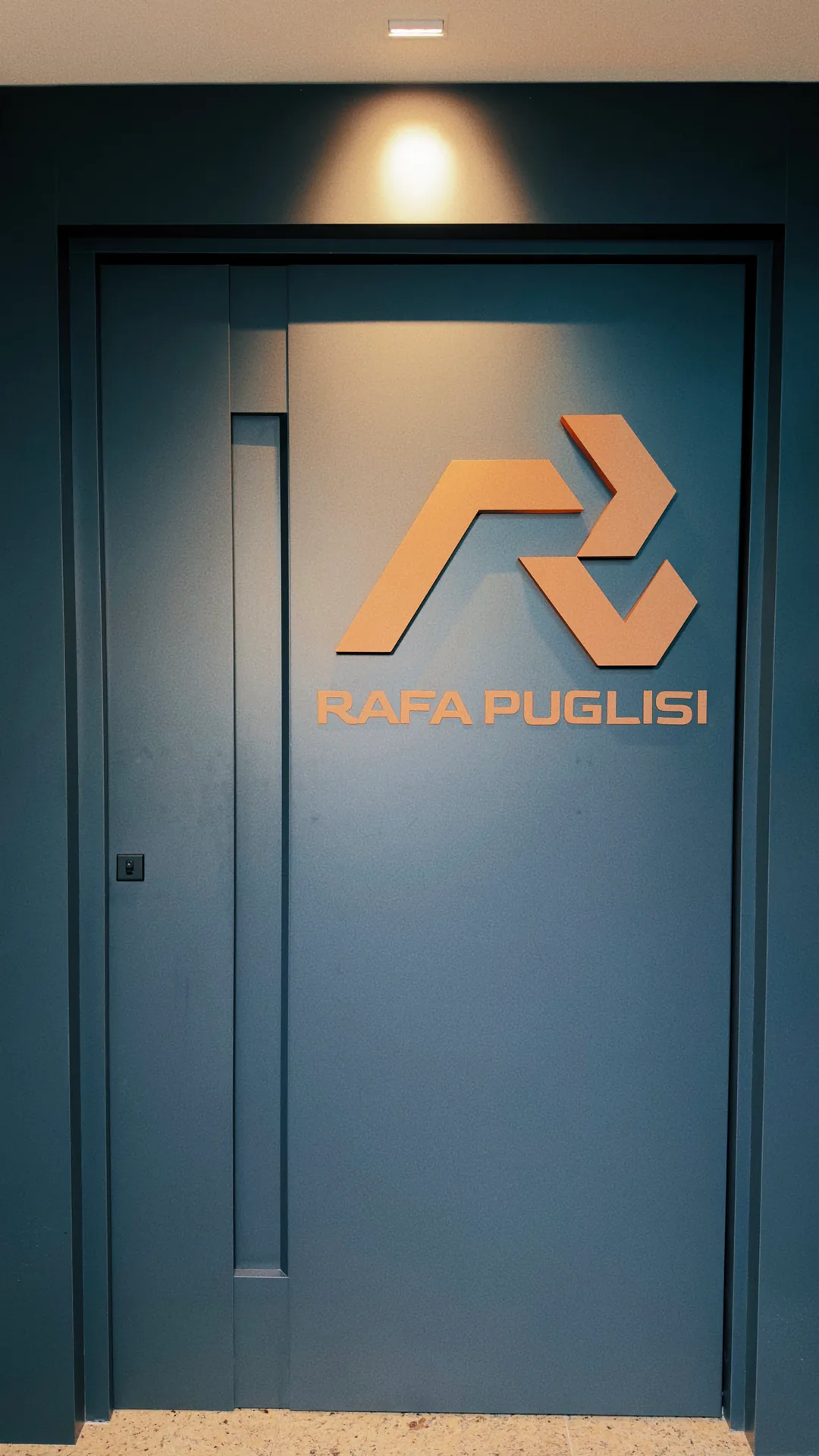 Porta azul do Instituto com o símbolo Rafa Puglisi