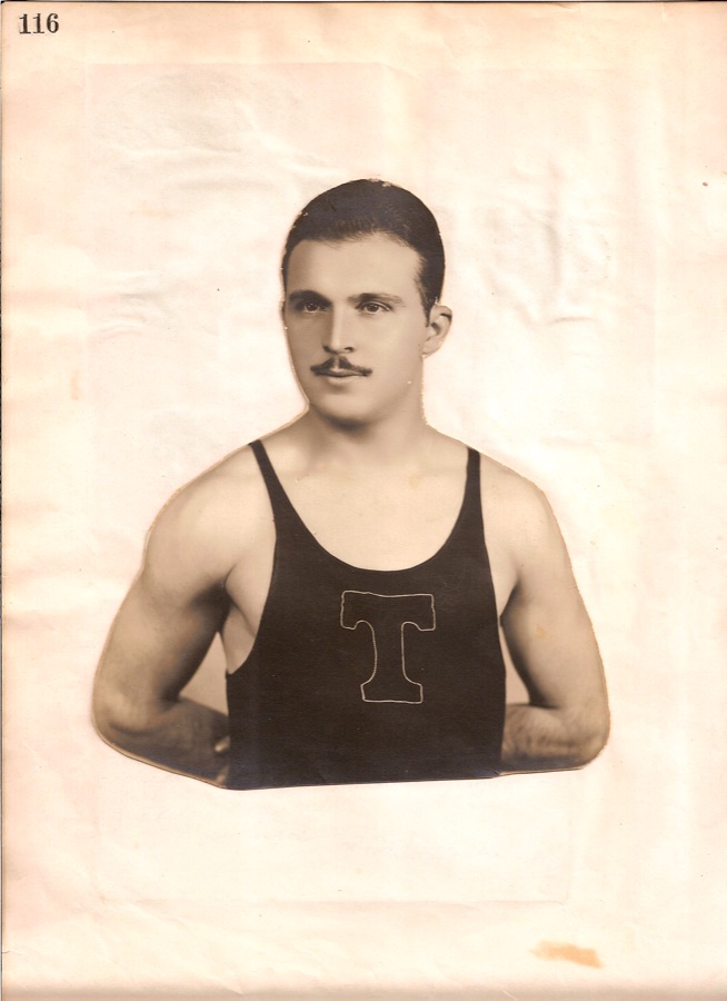 Retrato histórico de Domingos Puglisi com uniforme de atletismo