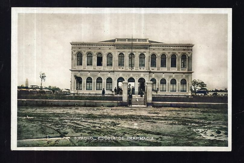 Fachada histórica da Escola de Farmácia de São Paulo, na Rua Três Rios