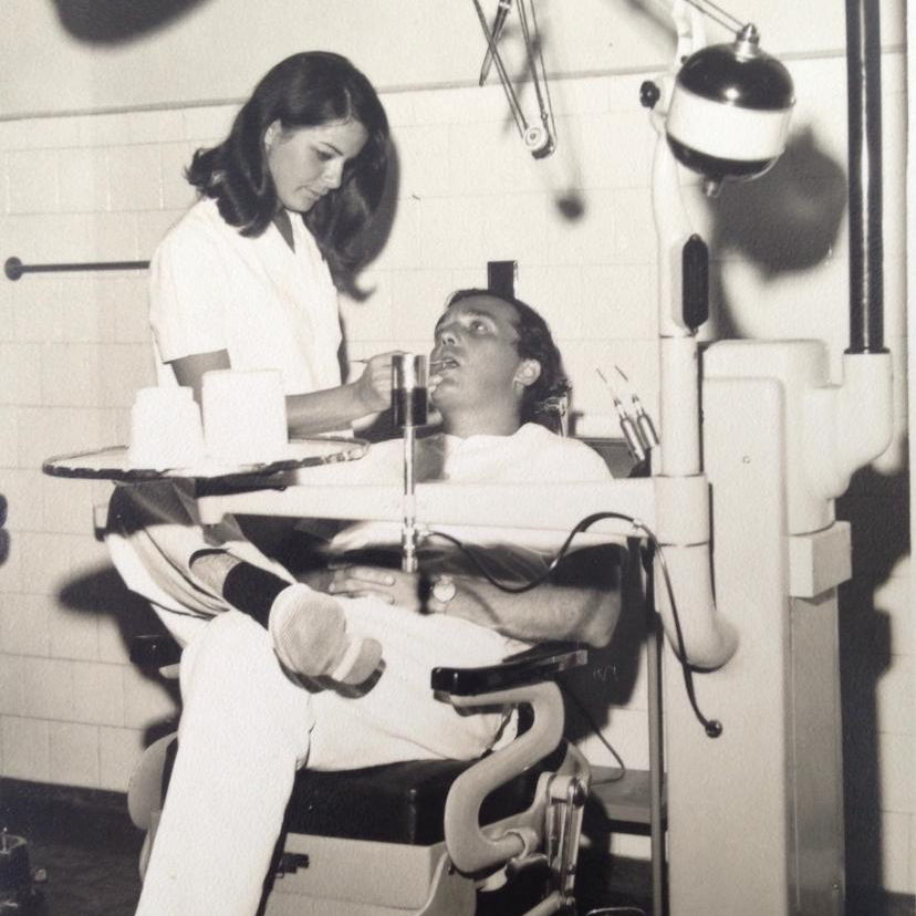 Profissional de odontologia em atendimento clínico em 1968