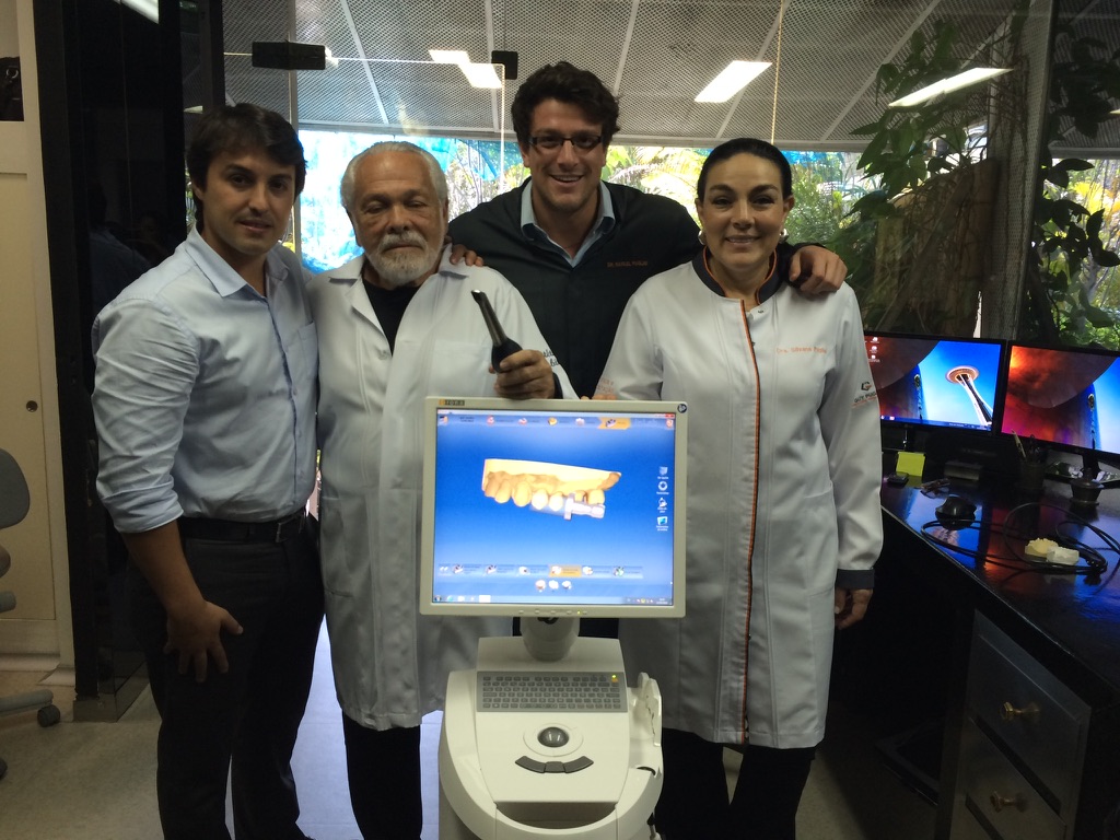Guy, Rafa e Silvana Puglisi diante de equipamento odontológico digital