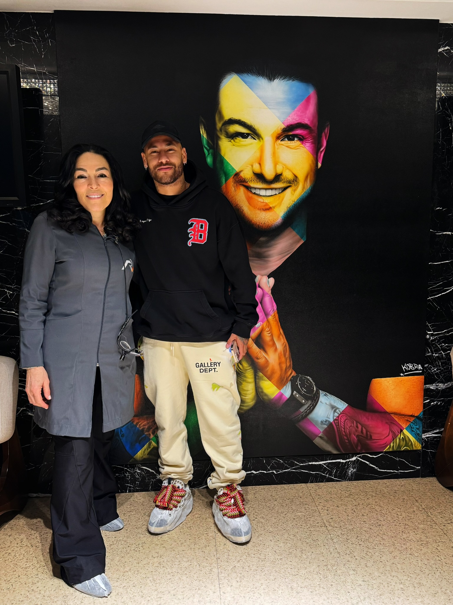 Silvana Puglisi e Neymar Jr. diante de um retrato de Rafa Puglisi