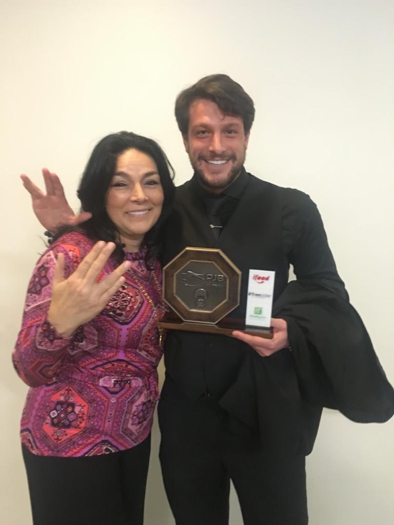 Silvana e Rafa Puglisi juntos exibindo um troféu