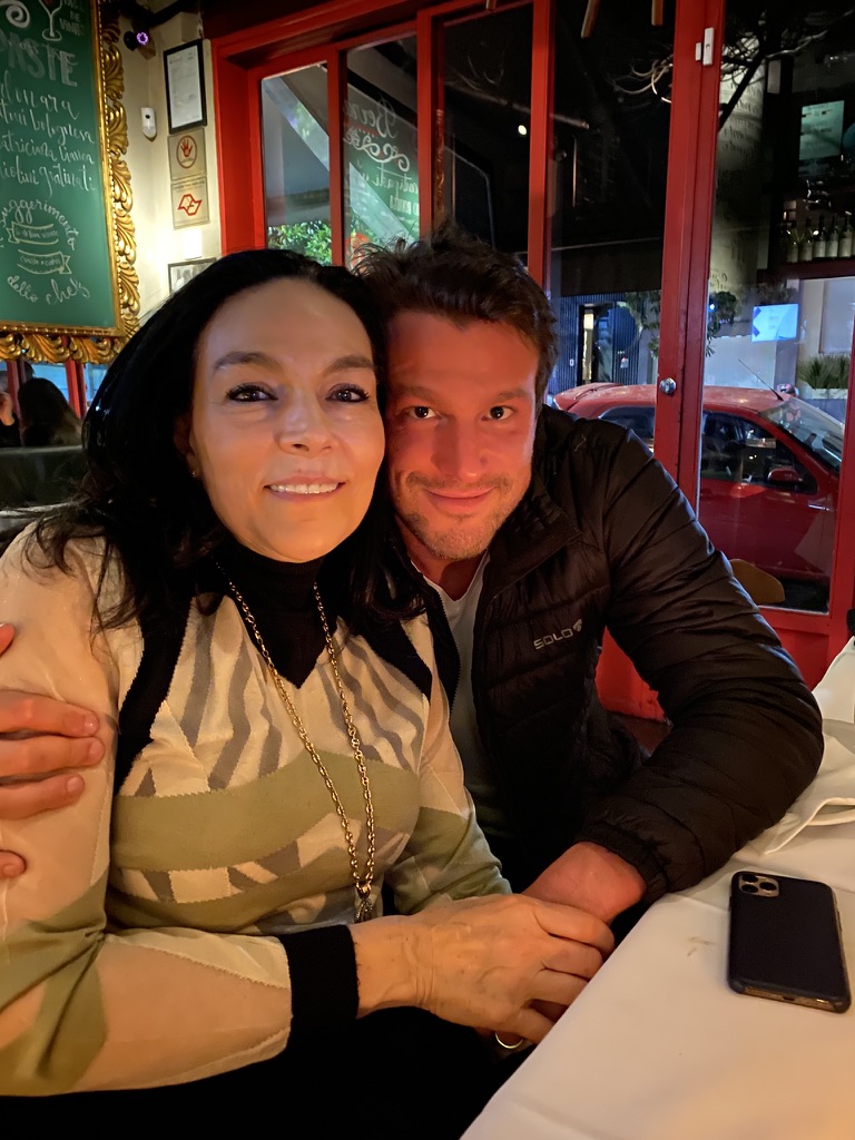 Silvana e Rafa Puglisi juntos em um restaurante