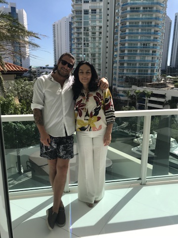 Silvana e Rafa Puglisi juntos em uma varanda
