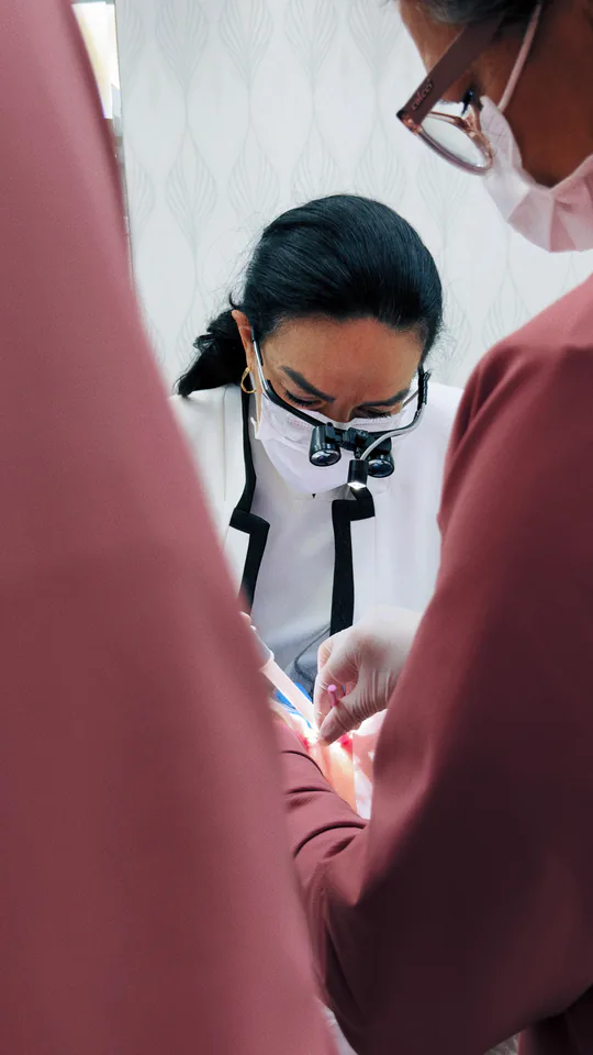 Profissional de odontologia concentrada durante um atendimento clínico