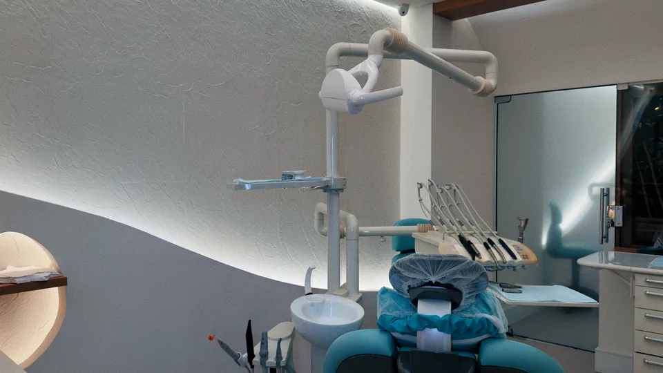 Consultório com cadeira odontológica azul, equipamentos e iluminação indireta