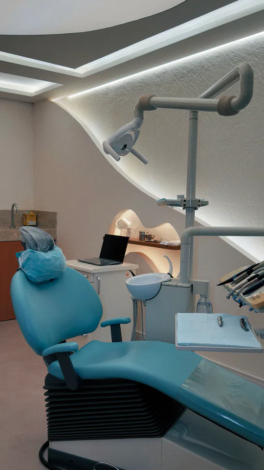 Vista vertical de cadeira odontológica e equipamentos do consultório