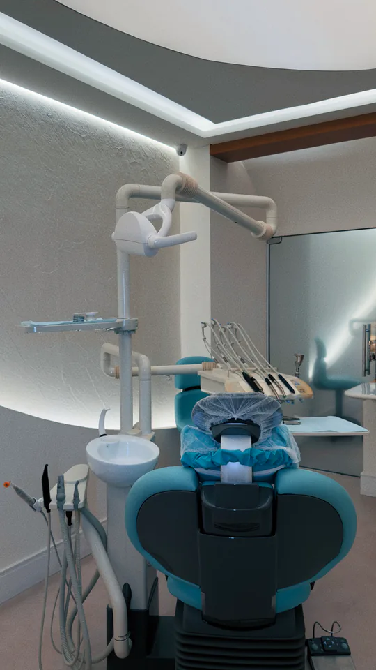 Vista vertical de consultório com cadeira odontológica azul