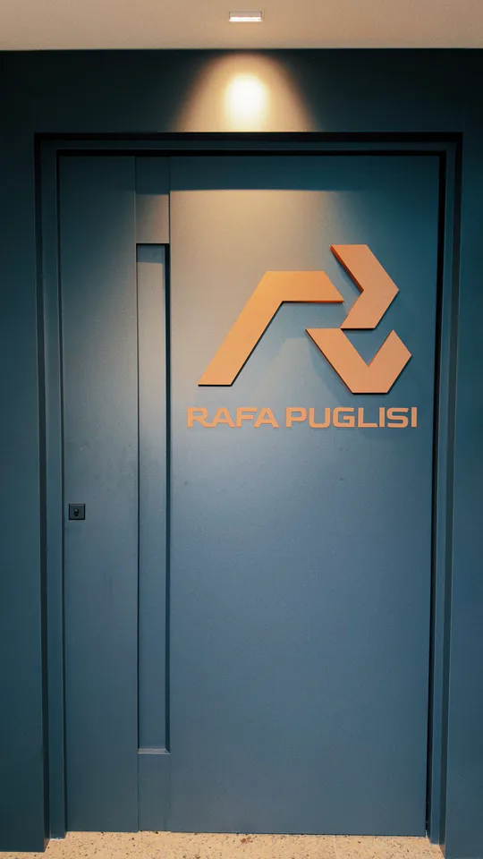Porta escura com a marca Rafa Puglisi iluminada