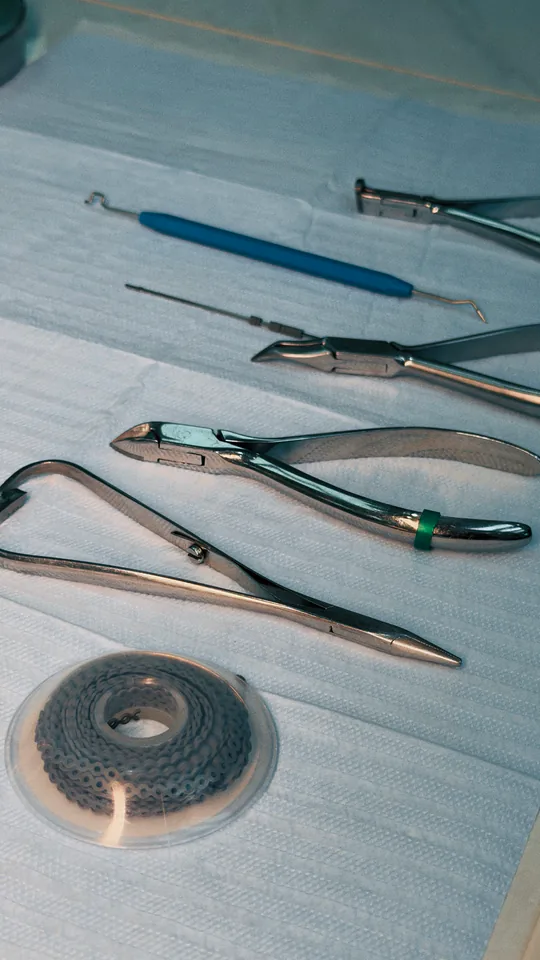 Instrumentos odontológicos organizados sobre um campo clínico