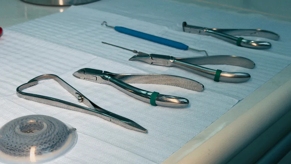 Conjunto de instrumentos odontológicos disposto sobre campo clínico