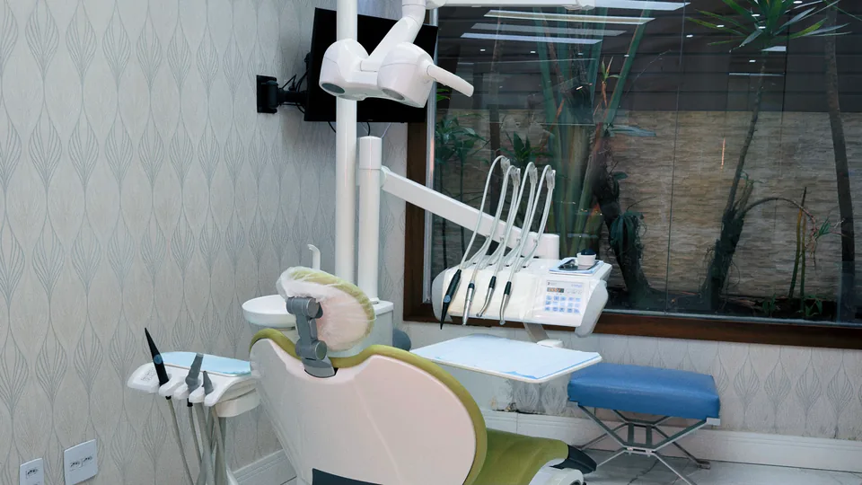 Detalhe da luminária odontológica em um consultório