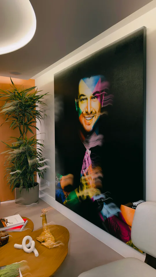 Obra com retrato de Rafa Puglisi em um ambiente de espera