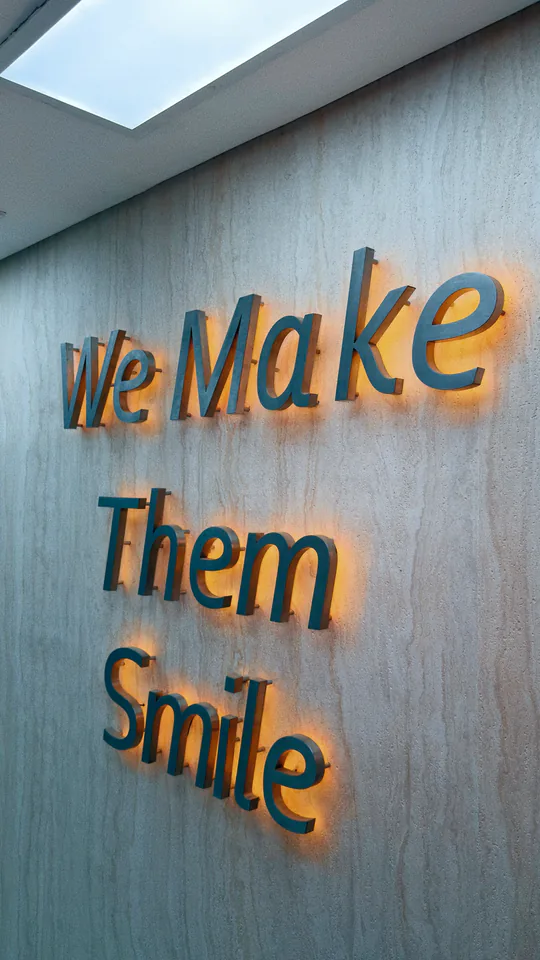 Vista vertical da frase We Make Them Smile