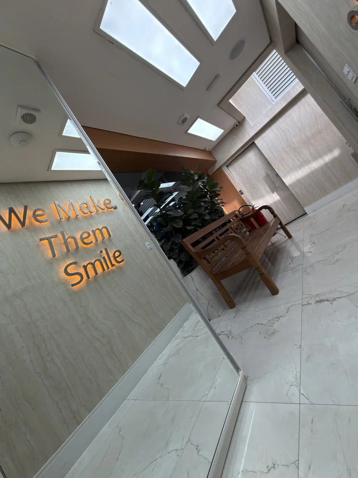 Vista vertical da frase We Make Them Smile no corredor claro