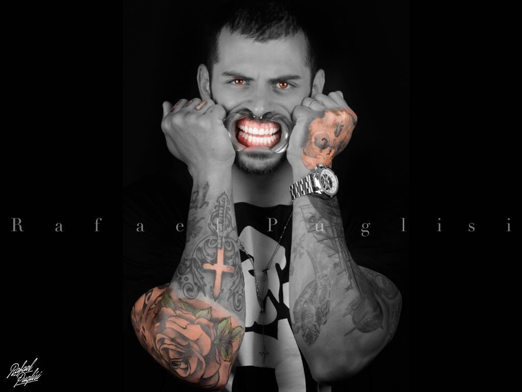 Homem tatuado em retrato de campanha do acervo Rafael Puglisi