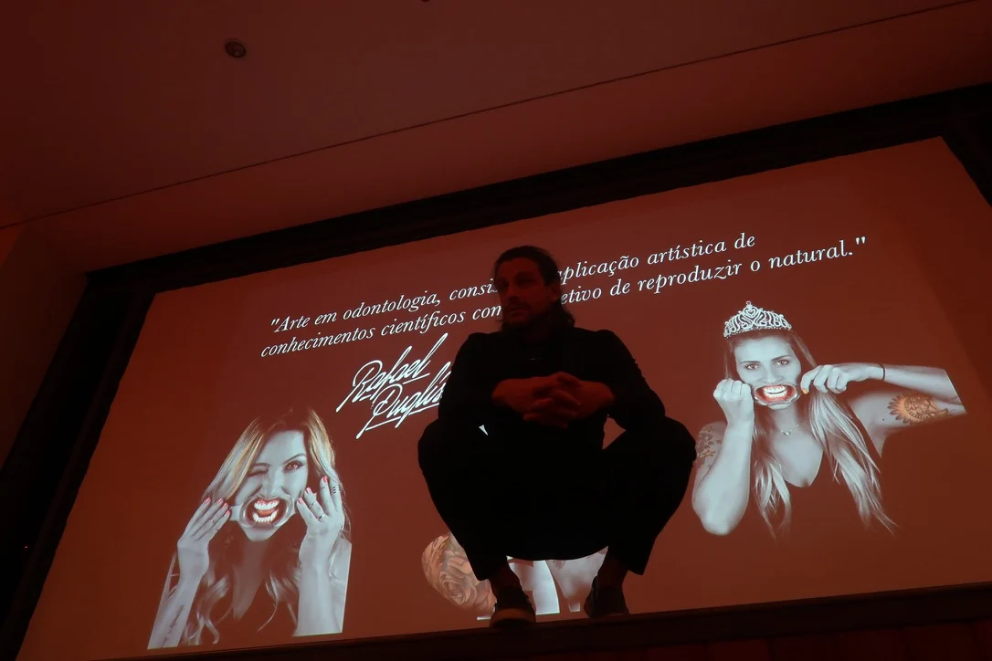 Rafa Puglisi em uma apresentação sobre arte aplicada à odontologia