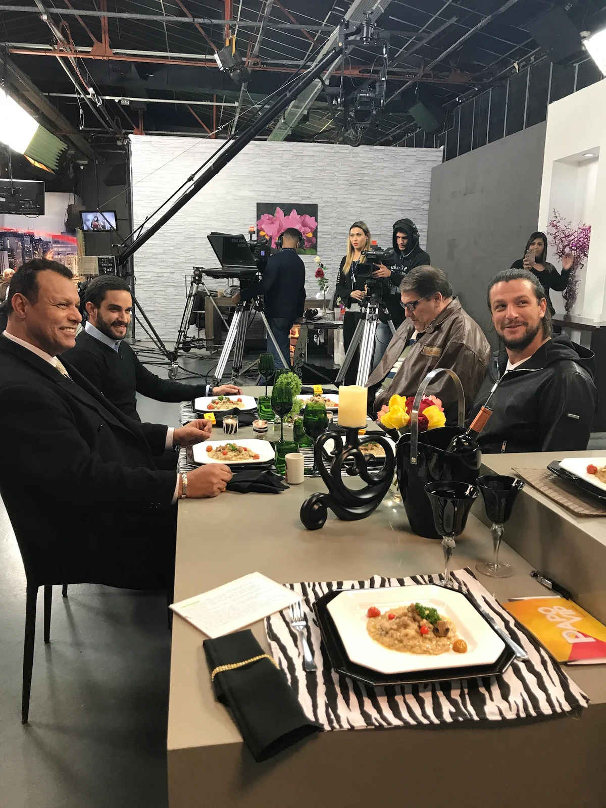 Rafa Puglisi nos bastidores de uma gravação em estúdio de televisão