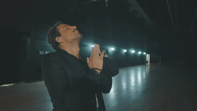 Rafa Puglisi concentrado nos bastidores de um palco antes de uma apresentação