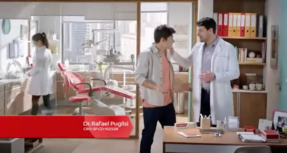 Rafa Puglisi identificado como dentista em comercial de televisão da Colgate Total 12 Professional