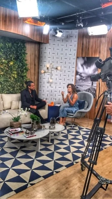 Rafa Puglisi participando de uma entrevista em estúdio de televisão