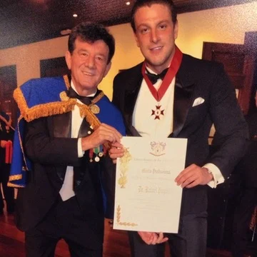 Rafa Puglisi com medalha e certificado em homenagem da Academia Brasileira de Arte e Cultura
