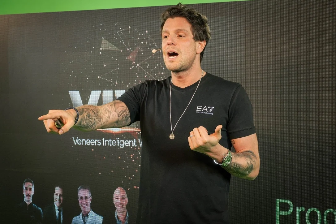 Rafa Puglisi durante a gravação de uma aula do curso V.I.P.