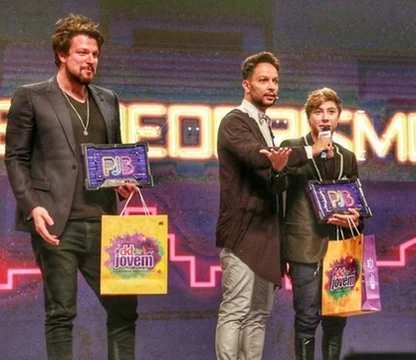 Rafa Puglisi no palco do Prêmio Jovem Brasileiro em 2016