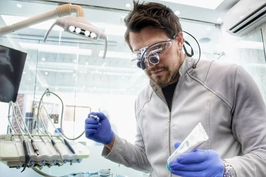 Rafa Puglisi trabalhando com lupa e iluminação clínica da Ultra Light Optics