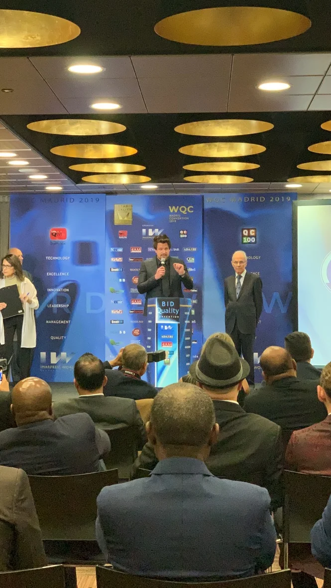 Rafa Puglisi discursando no World Quality Commitment em Madri em 2019