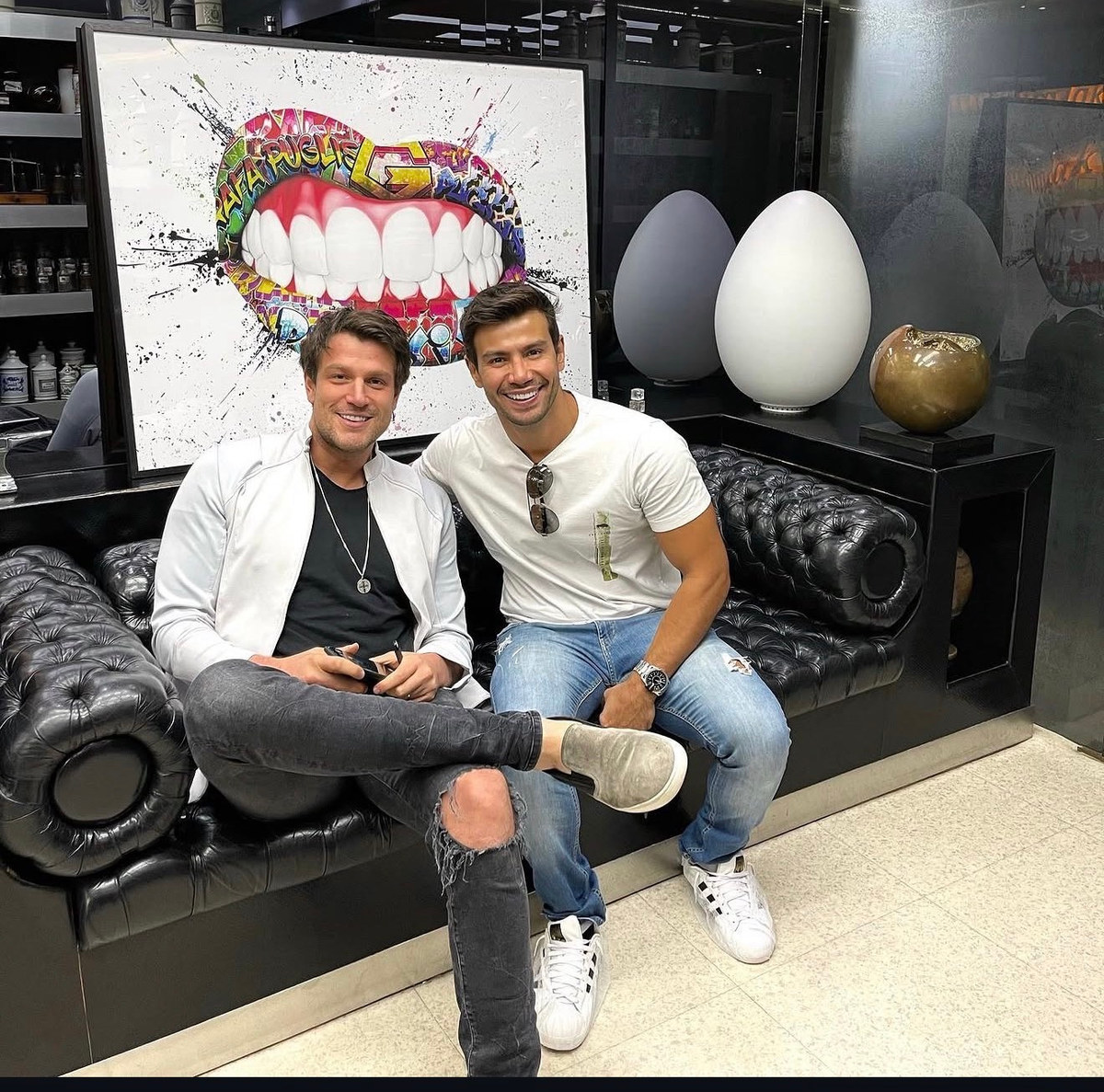 Rafa Puglisi ao lado do cantor Mariano