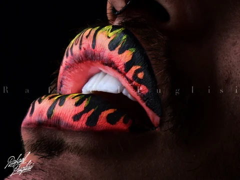 Fotografia autoral de Rafa Puglisi com lábios em cores neon