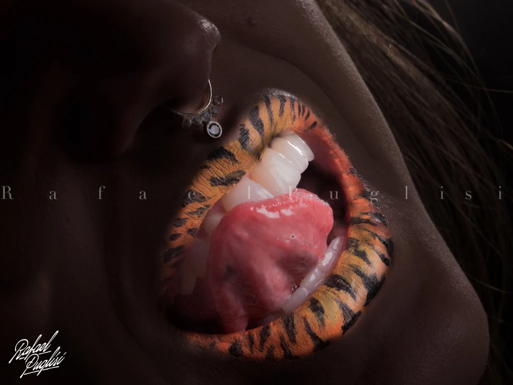 Fotografia autoral de Rafa Puglisi com lábios pintados em padrão de tigre