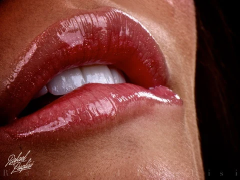 Fotografia autoral de Rafa Puglisi com lábios vermelhos e lentes de contato dental