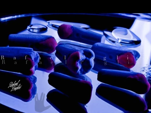 Fotografia autoral de Rafa Puglisi com materiais odontológicos sob luz azul