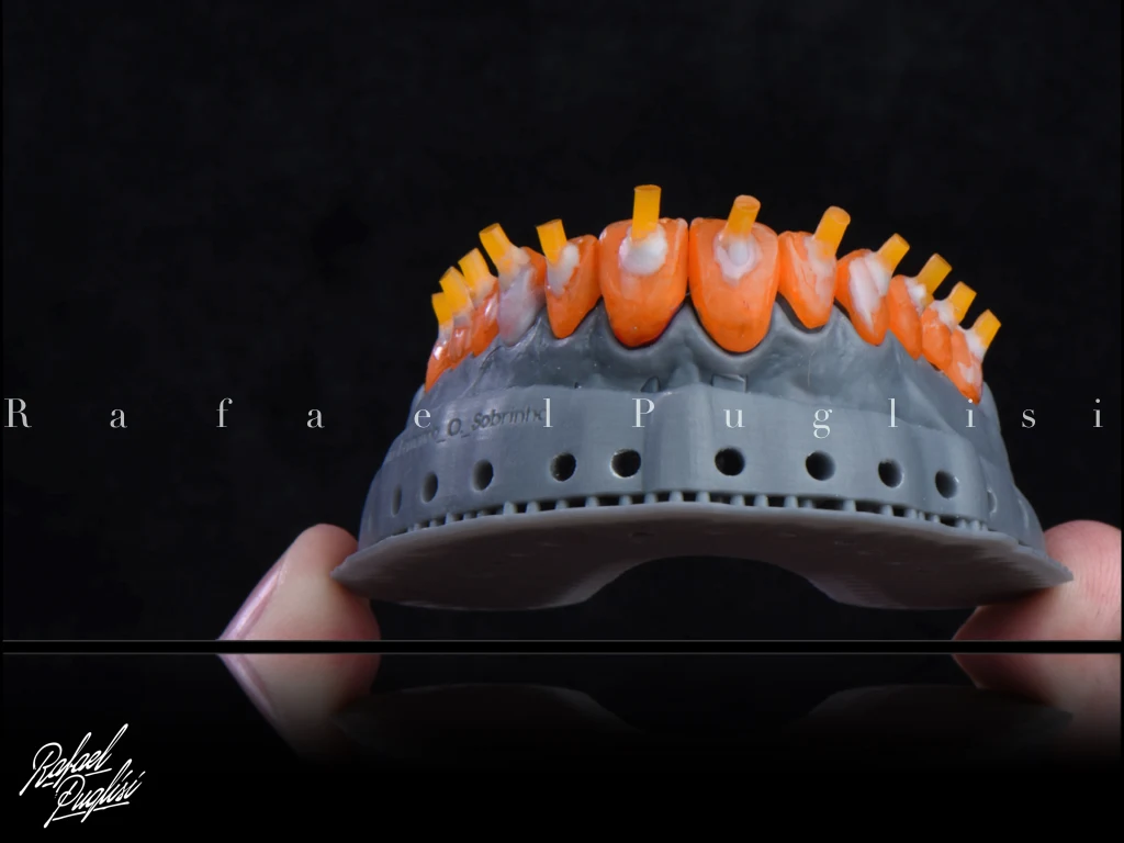 Fotografia autoral de Rafa Puglisi com modelo odontológico e pinos sobre fundo preto