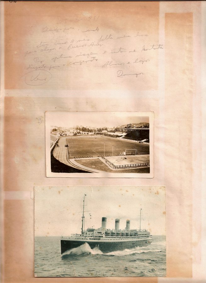 Página de álbum com anotação manuscrita, fotografia de estádio e registro de viagem do acervo da família Puglisi.