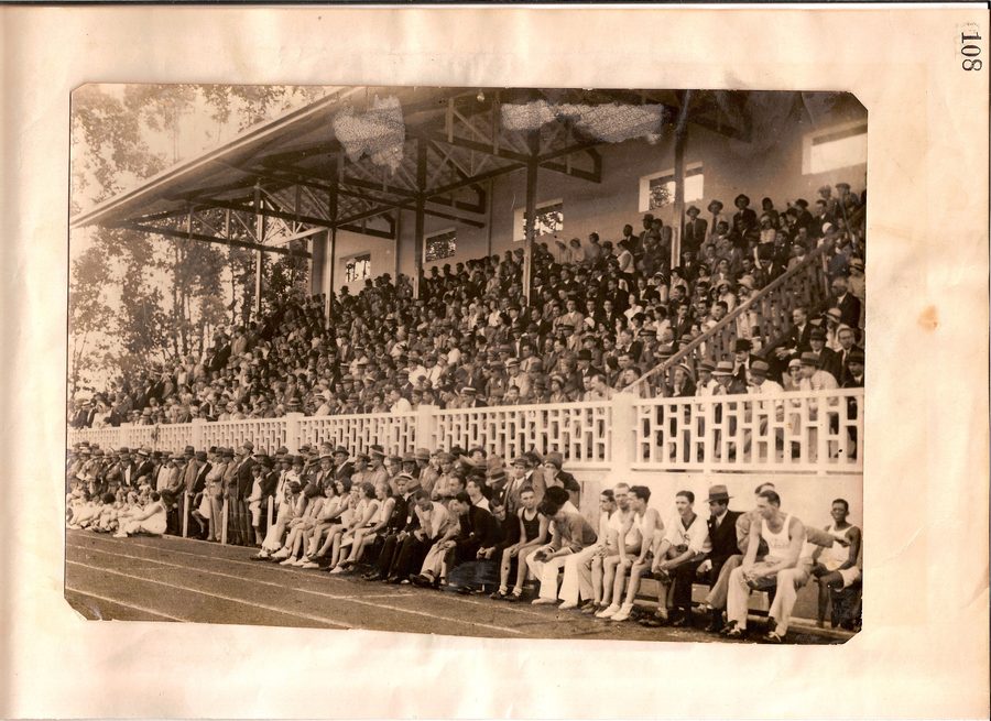 Fotografia histórica de uma arquibancada durante competição esportiva.