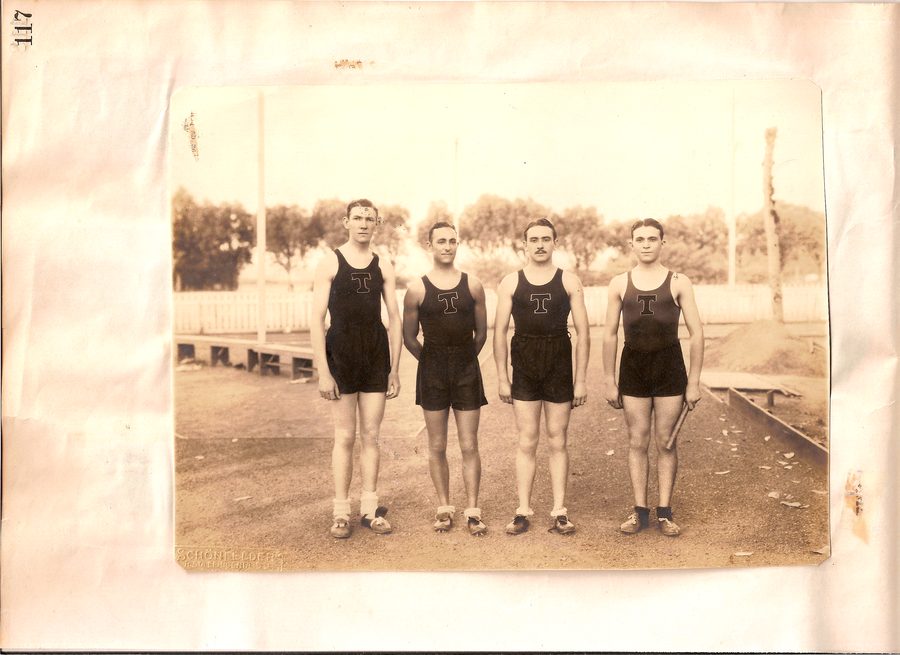 Domingos Puglisi com companheiros de equipe em fotografia histórica do atletismo paulista.