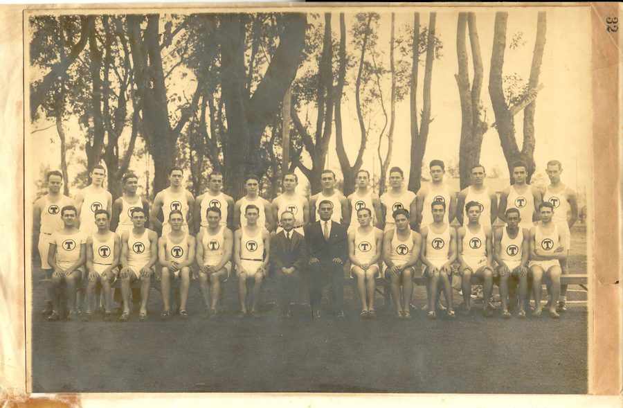 Fotografia histórica de uma equipe de atletismo, preservada no acervo da família Puglisi.