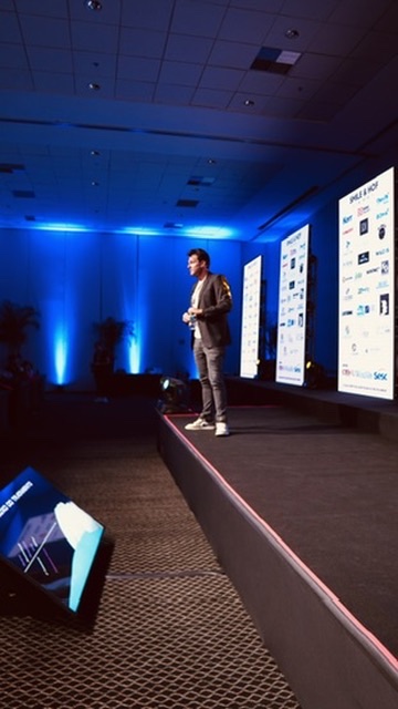 Rafa Puglisi em um palco durante um congresso de odontologia.