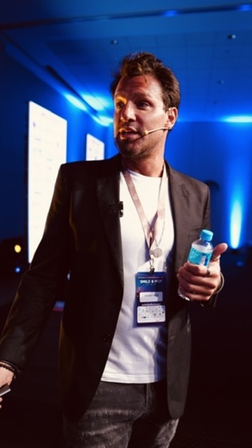 Rafa Puglisi durante uma palestra em um evento de odontologia.
