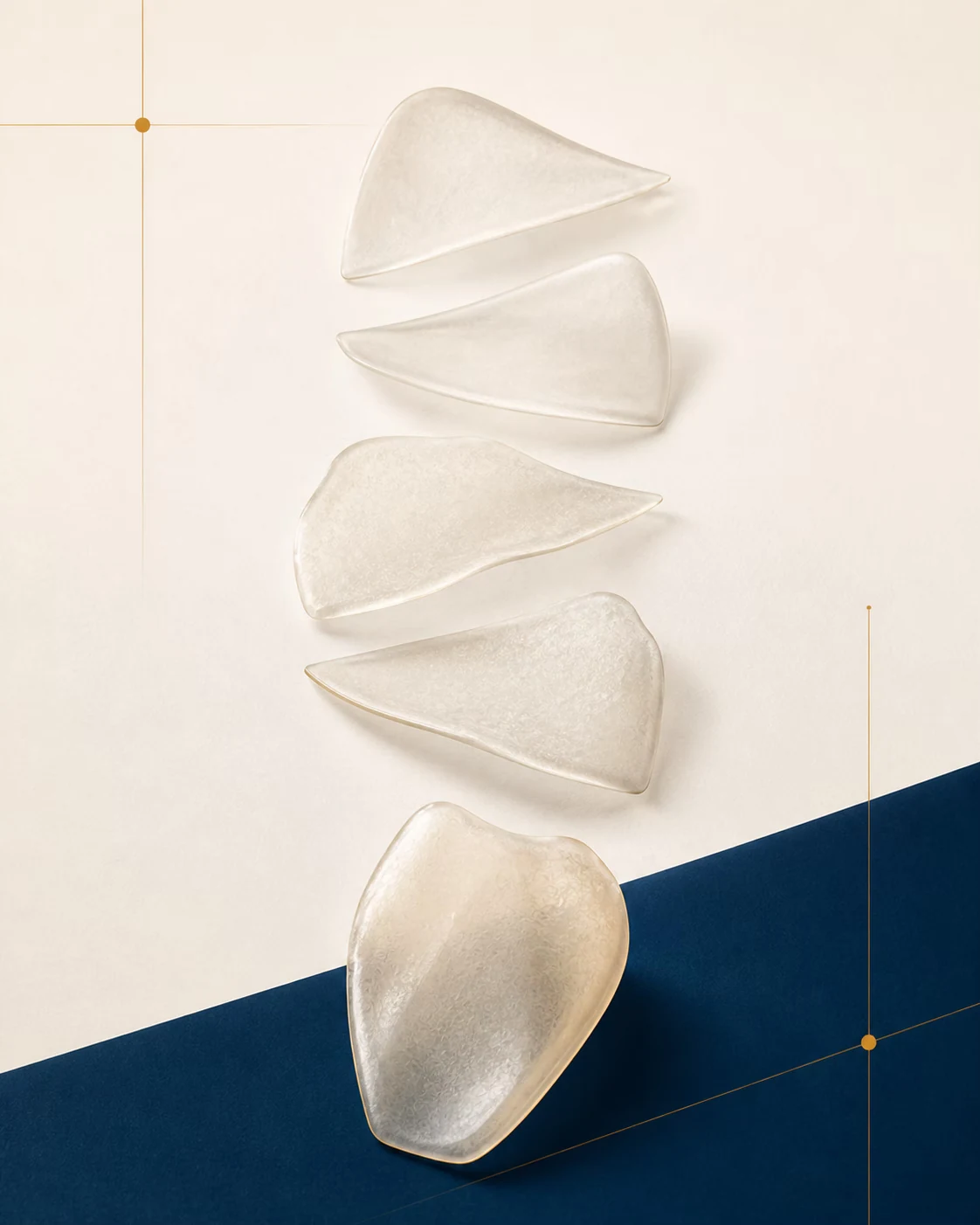 Arte conceitual de lentes cerâmicas translúcidas com formas diferentes