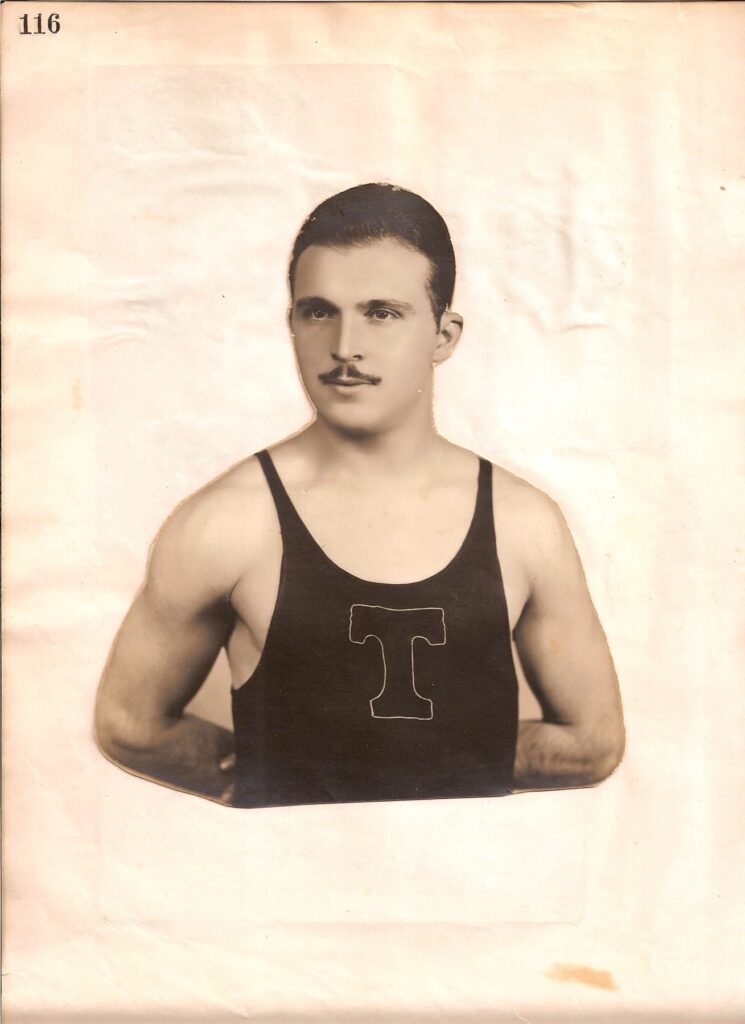 Retrato histórico de Domingos Puglisi com uniforme de atletismo.