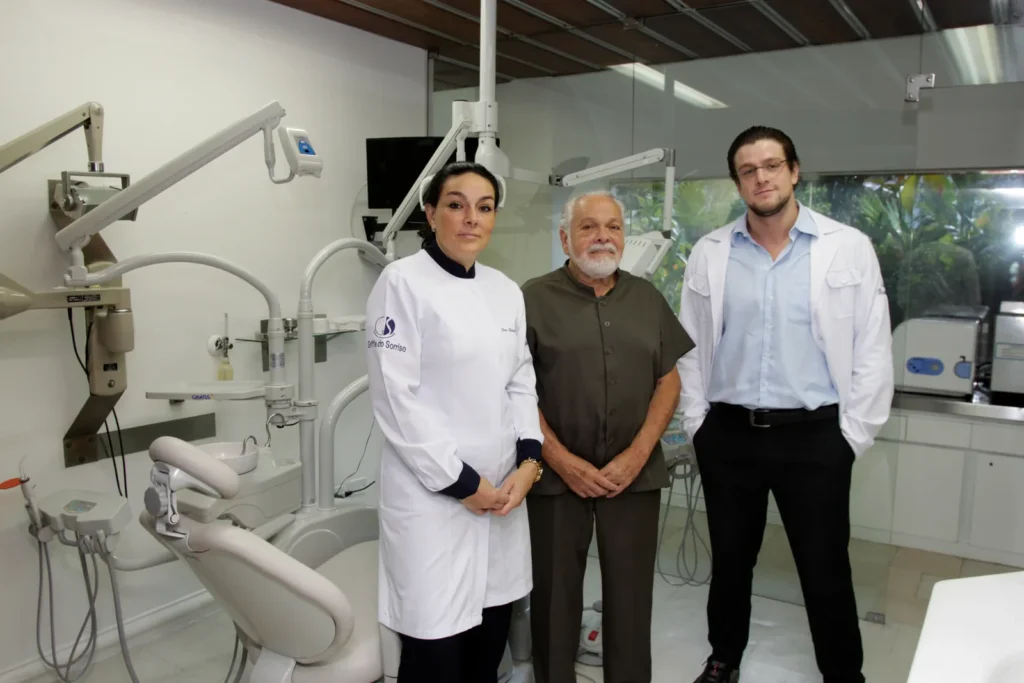 Silvana Puglisi, Guy Puglisi e Rafa Puglisi em ambiente clínico.